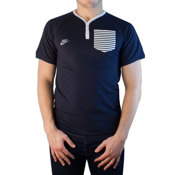 Afbeeldingen van Nike Sportswear - FFF Henley Pocket T-Shirt - Navy